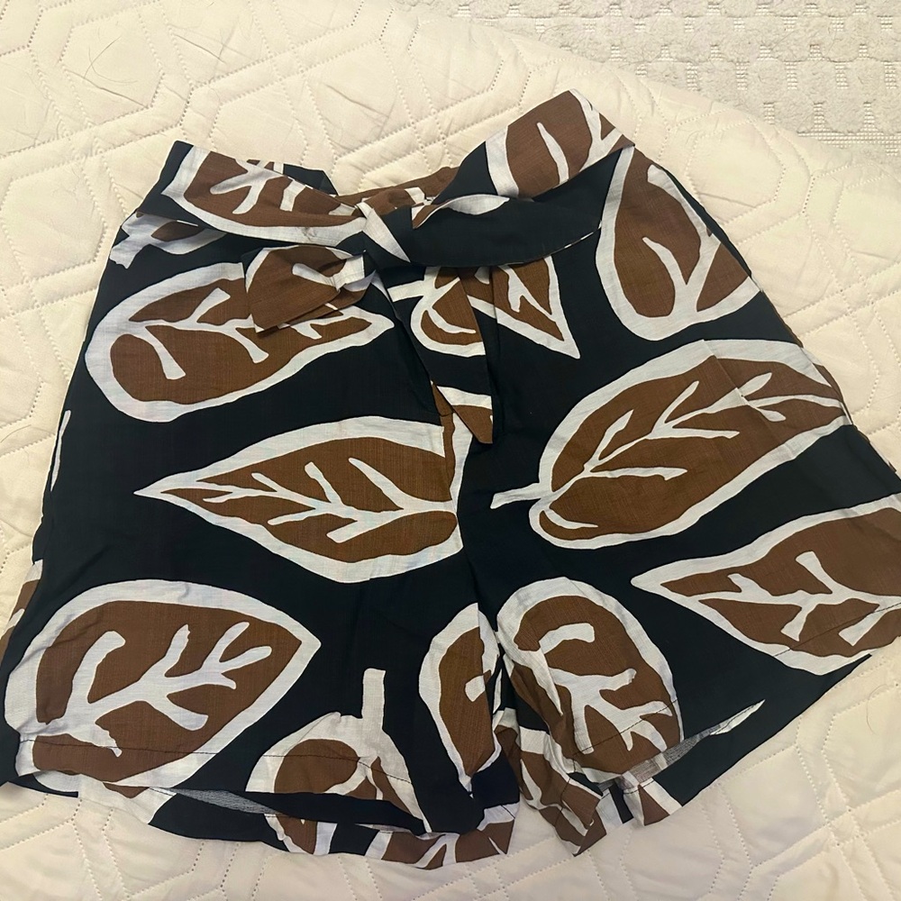 WHO WHAT WEAR | WOODCUT LEAF PRINT SHORTS | SZ XS | NWT